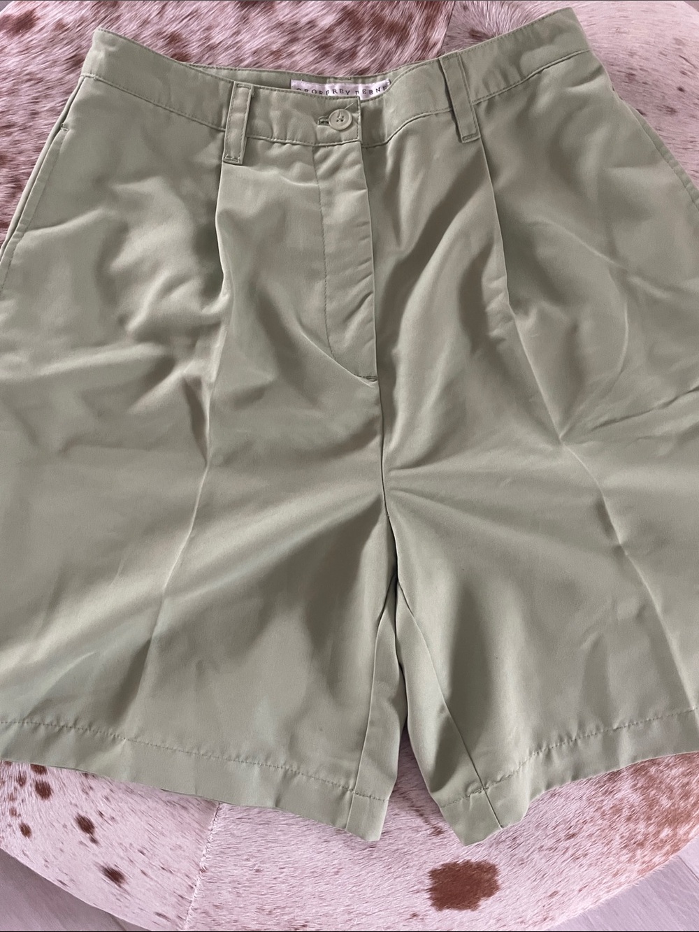 Geoffrey Beene Sage Green High-Waist Pleated Sports Shorts.  6